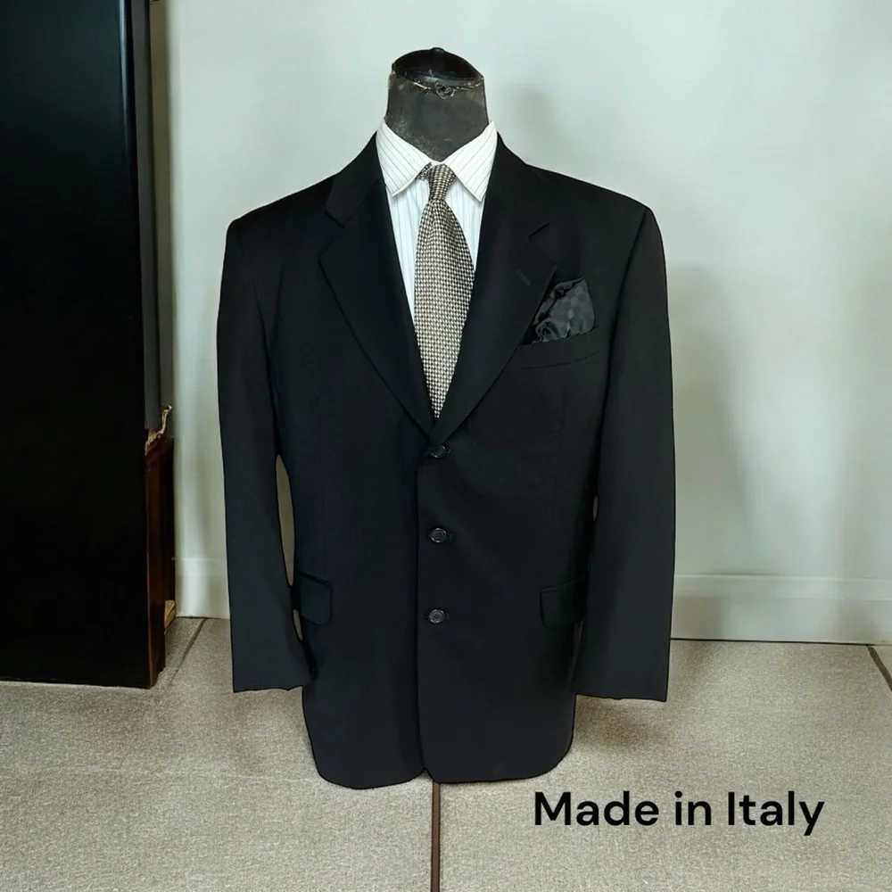 Classic Black Blazer with Structured Shoulders and Notched Lapels 100% Wool. ☑️
